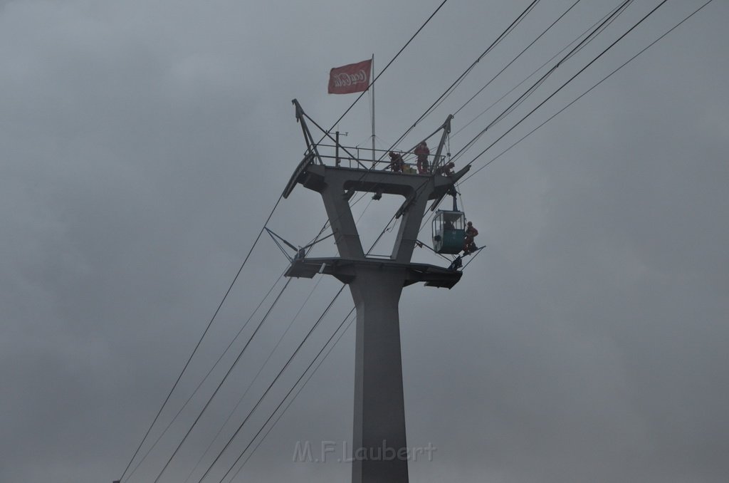 Einsatz BF Hoehenretter Koelner Seilbahn Hoehe Zoobruecke P2124.JPG